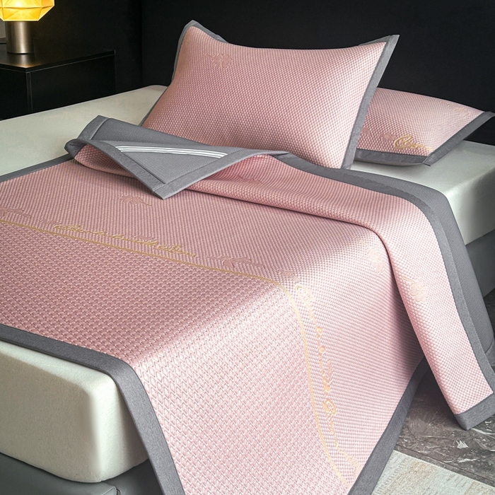 91家纺网 家纺一手货源 找家纺 欧邦 2025新款提花冰豆豆凉席三件套-幸运草 凉席款-幸运草-粉