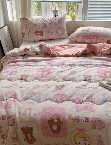 91家纺网 家纺一手货源 找家纺 玉海棠家纺 2025新款水洗皱皱纱印花夏被 被子被芯 可爱记忆录