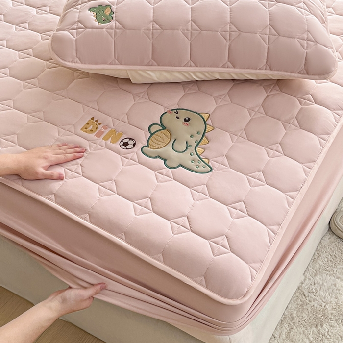 91家纺网 家纺一手货源 找家纺 万盛家纺 2025新款夹棉恐龙刺绣床笠 恐龙-方格 粉