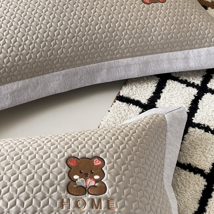 91家纺网 家纺一手货源 找家纺 由有家居 2025新款新品A类PE高凉感分子进口刺绣豆豆凉席三件套 欢乐颂