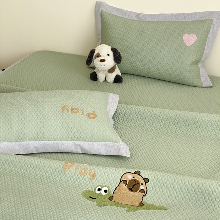 91家纺网 家纺一手货源 找家纺 由有家居 2025新款原创新品A类PE高凉感分子卡通毛巾绣豆豆凉席三件套 鳄鱼卡卡