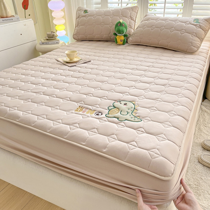 91家纺网 家纺一手货源 找家纺 万盛家纺 2025新款夹棉恐龙刺绣床笠 恐龙-方格  卡其