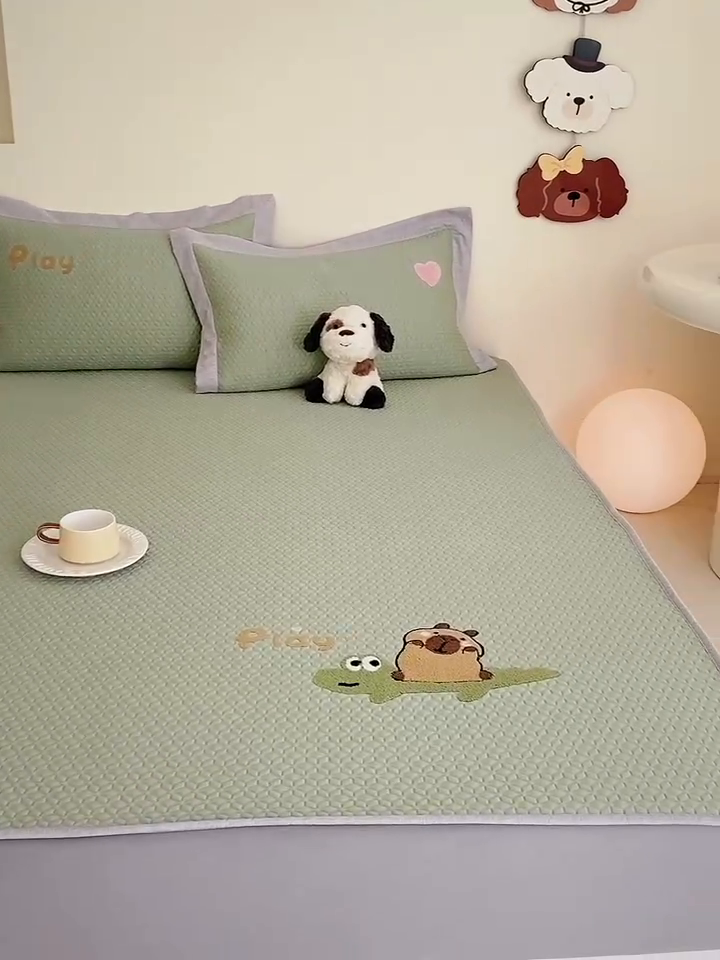 91家纺网 家纺一手货源 找家纺 由有家居 2025新款原创新品A类PE高凉感分子卡通毛巾绣豆豆凉席三件套 鳄鱼卡卡