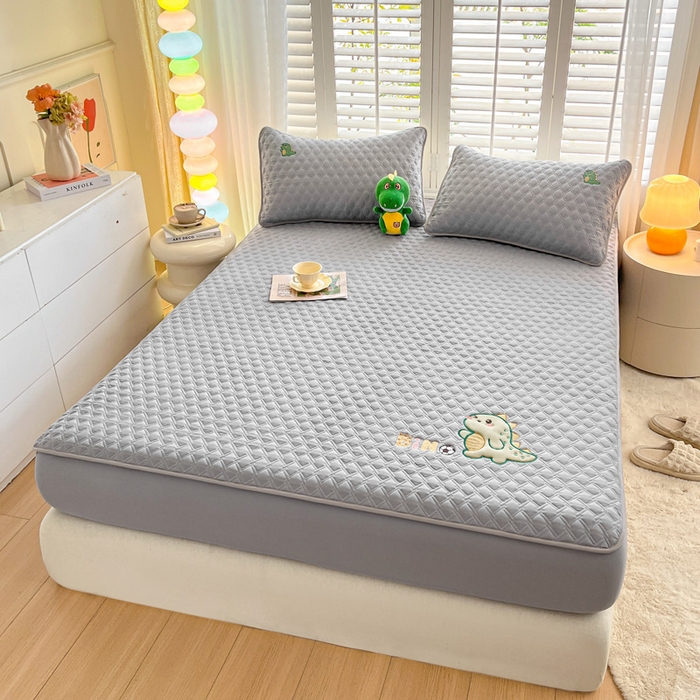 91家纺网 家纺一手货源 找家纺 万盛家纺 2025新款夹棉恐龙刺绣床笠 恐龙-菱形格 灰