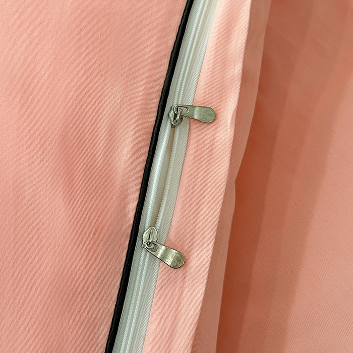 91家纺网 家纺一手货源 找家纺 宇彬家纺 2025新款13374全棉母婴级压线一字绣宽边枕套纯色刺绣四件套贡缎新疆长绒字母款-R款 R款-玉颜粉