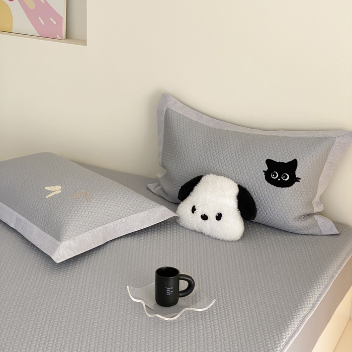 91家纺网 家纺一手货源 找家纺 由有家居 2025新款原创新品A类PE高凉感分子卡通毛巾绣豆豆凉席三件套 咖啡猫