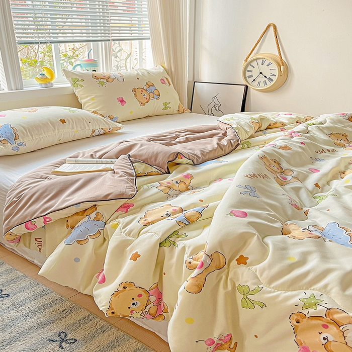 91家纺网 家纺一手货源 找家纺 玉海棠家纺 2025新款水洗皱皱纱印花夏被 被子被芯 草莓粉熊