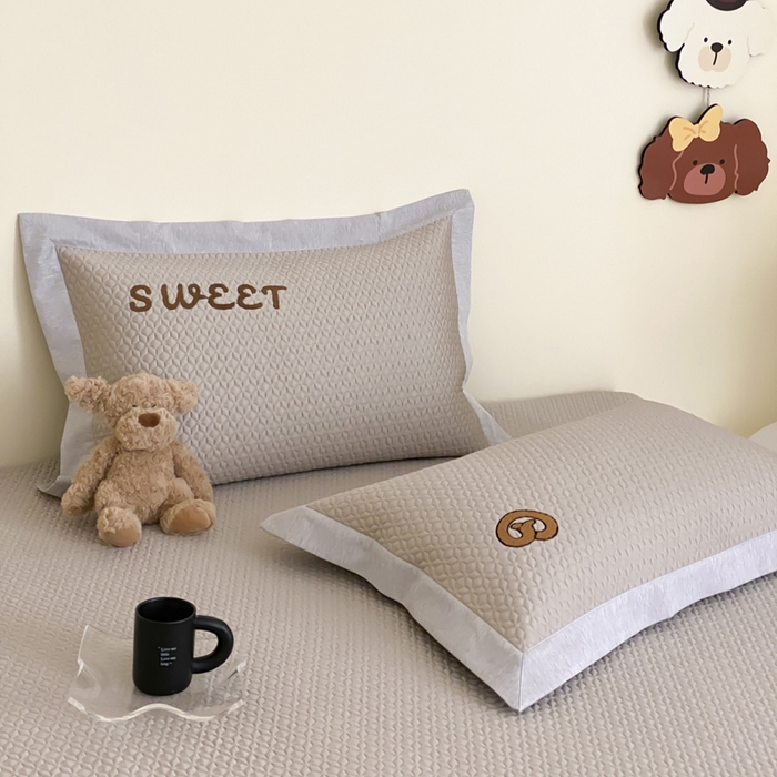 91家纺网 家纺一手货源 找家纺 （总）由有家居 2025新款原创新品A类PE高凉感分子卡通毛巾绣豆豆凉席三件套