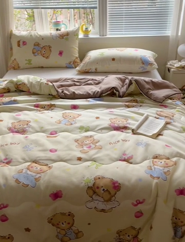 91家纺网 家纺一手货源 找家纺 玉海棠家纺 2025新款水洗皱皱纱印花夏被 被子被芯 草莓粉熊