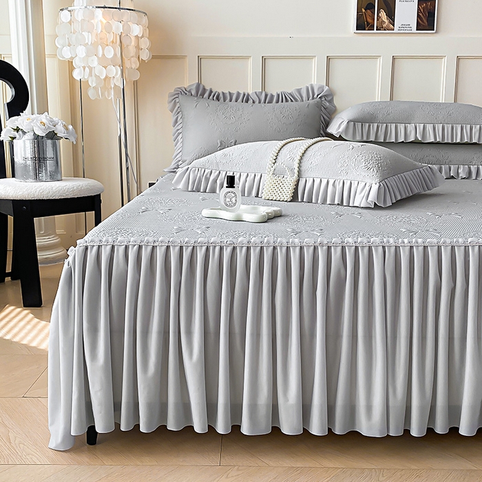 91家纺网 家纺一手货源 找家纺 2025新款复合三明治床裙款凉豆豆凉席三件套系列 约定-绅士灰