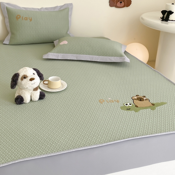 91家纺网 家纺一手货源 找家纺 由有家居 2025新款原创新品A类PE高凉感分子卡通毛巾绣豆豆凉席三件套 鳄鱼卡卡