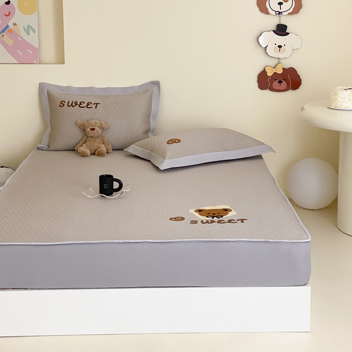 91家纺网 家纺一手货源 找家纺 由有家居 2025新款原创新品A类PE高凉感分子卡通毛巾绣豆豆凉席三件套 蛋糕熊