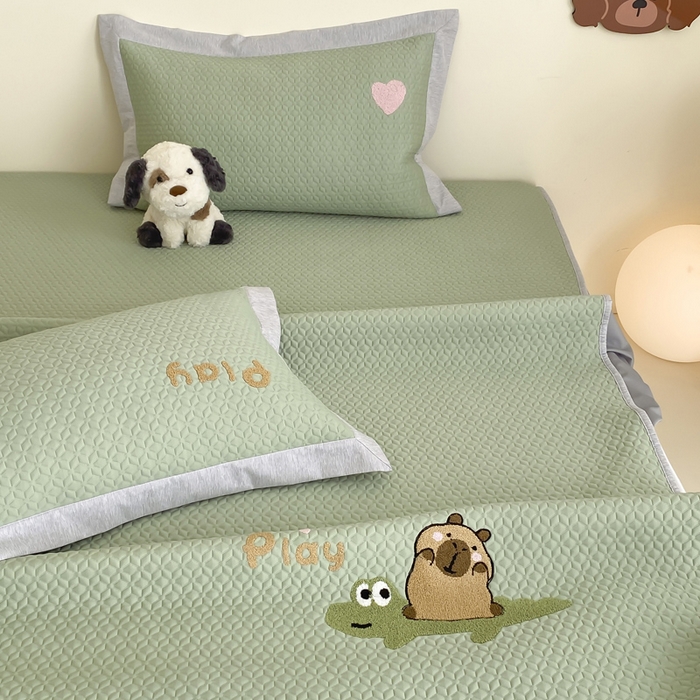 91家纺网 家纺一手货源 找家纺 由有家居 2025新款原创新品A类PE高凉感分子卡通毛巾绣豆豆凉席三件套 鳄鱼卡卡