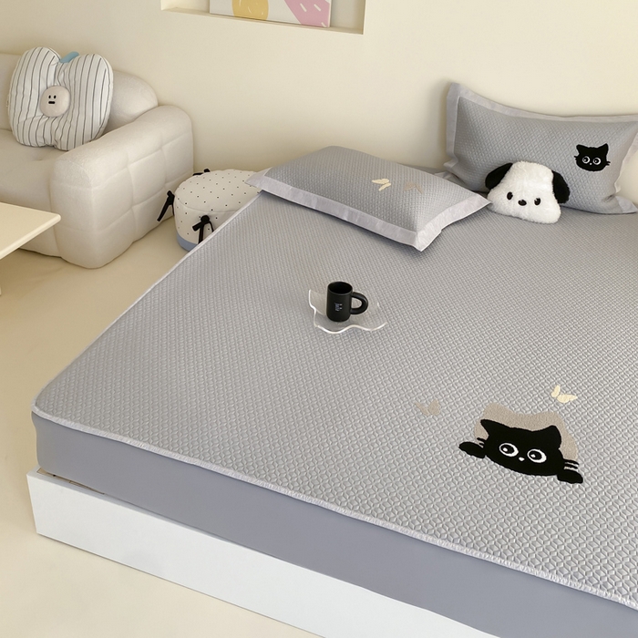 91家纺网 家纺一手货源 找家纺 由有家居 2025新款原创新品A类PE高凉感分子卡通毛巾绣豆豆凉席三件套 咖啡猫