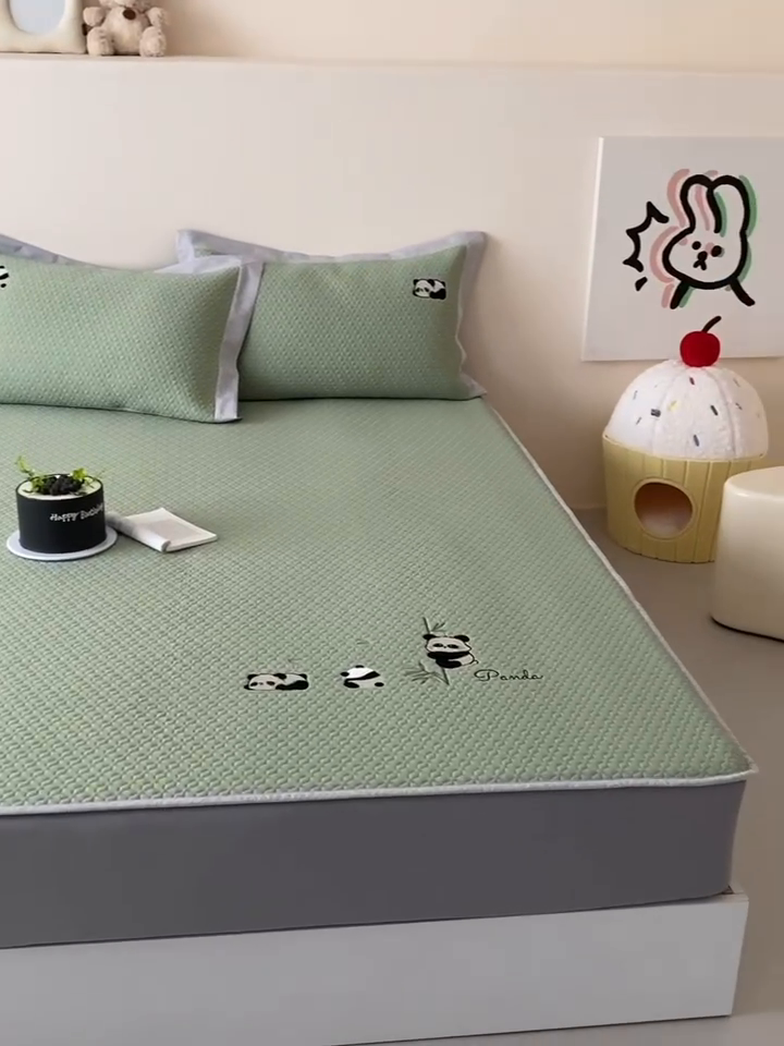 91家纺网 家纺一手货源 找家纺 由有家居 2025新款新品A类PE高凉感分子进口刺绣豆豆凉席三件套 熊猫伙伴