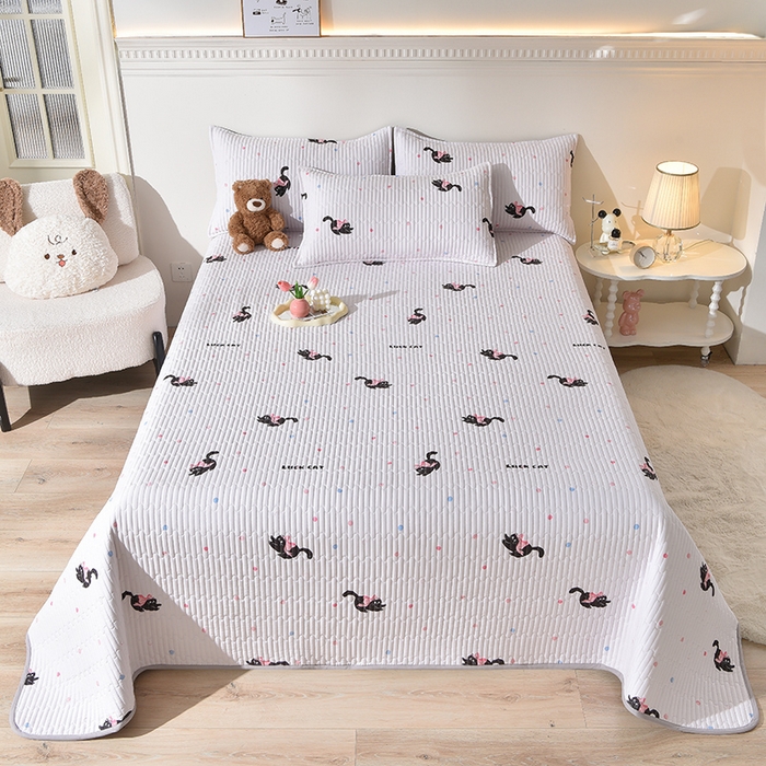 91家纺网 家纺一手货源 找家纺 床笠人家 2025新款亲肤双面磨毛夹棉床盖 粉猫咪