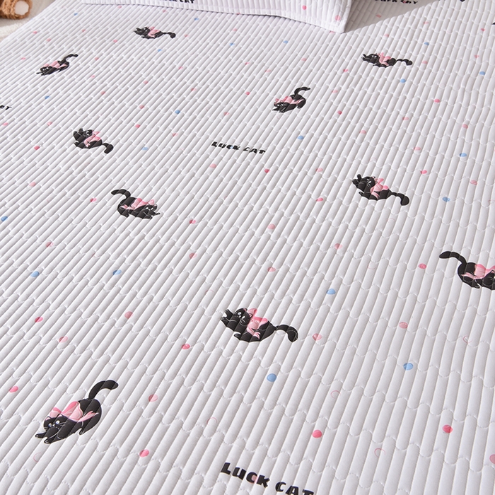 91家纺网 家纺一手货源 找家纺 床笠人家 2025新款亲肤双面磨毛夹棉床盖 粉猫咪