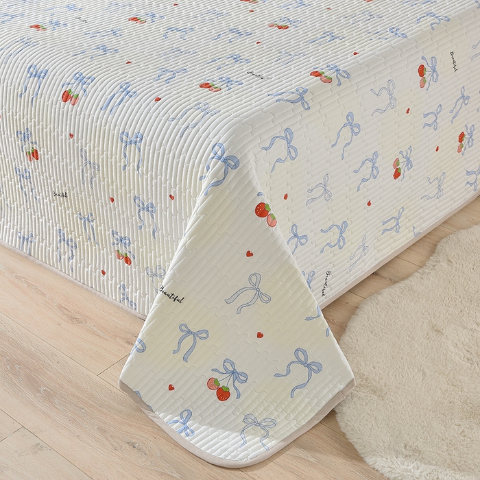 91家纺网 家纺一手货源 找家纺 床笠人家 2025新款亲肤双面磨毛夹棉床盖 草莓乐园