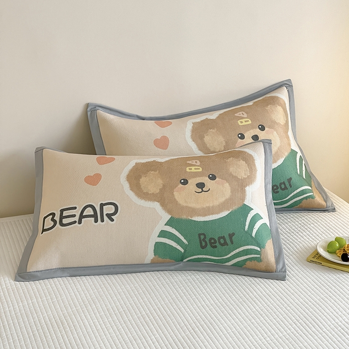 91家纺网 家纺一手货源 找家纺 安哆啦家纺 2025新款A类大版印花冰藤儿童幼儿园卡通萌宠系列凉席单枕套 小熊熊