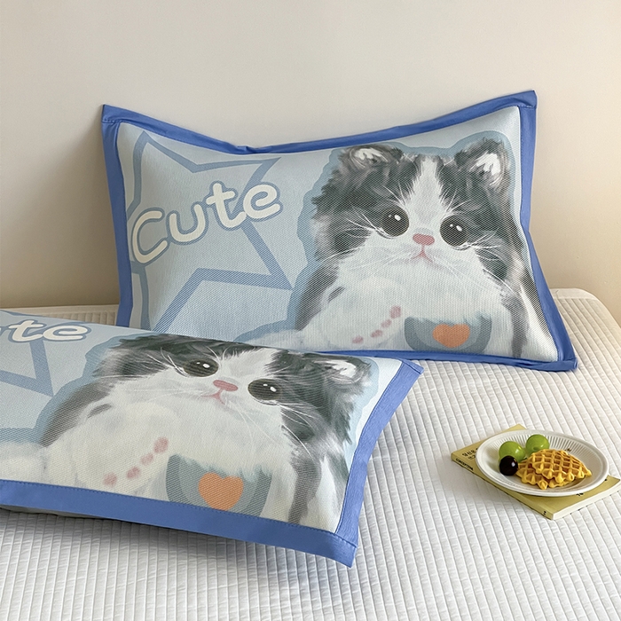 91家纺网 家纺一手货源 找家纺 安哆啦家纺 2025新款A类大版印花冰藤儿童幼儿园卡通萌宠系列凉席单枕套 蓝色英短