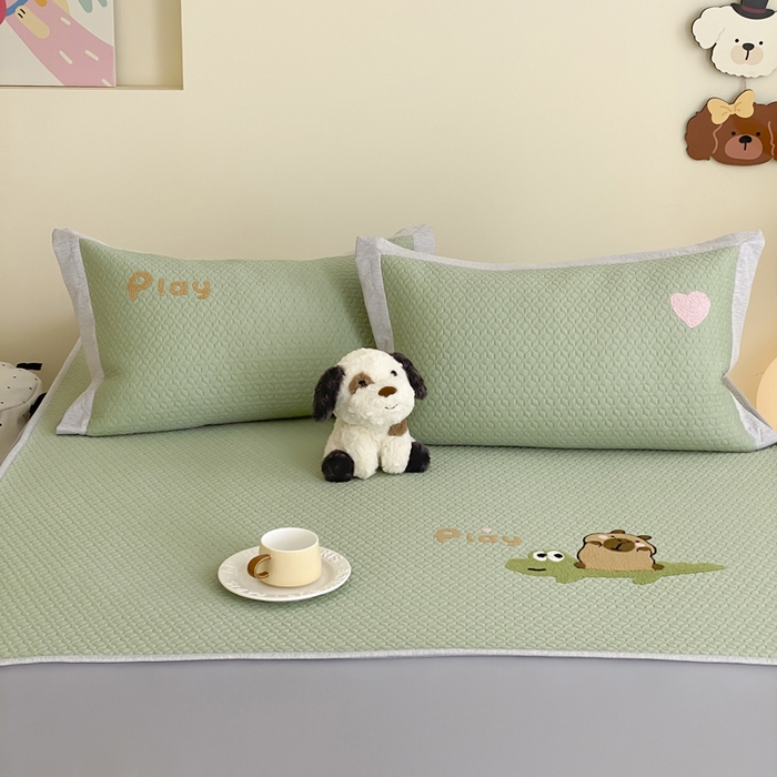 91家纺网 家纺一手货源 找家纺 由有家居 2025新款原创新品A类PE高凉感分子卡通毛巾绣豆豆凉席三件套 鳄鱼卡卡