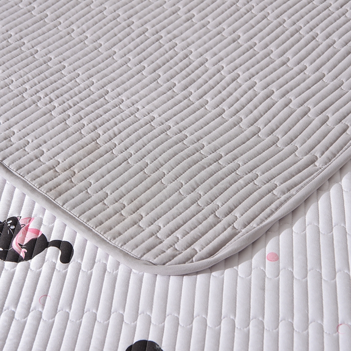 91家纺网 家纺一手货源 找家纺 床笠人家 2025新款亲肤双面磨毛夹棉床盖 粉猫咪