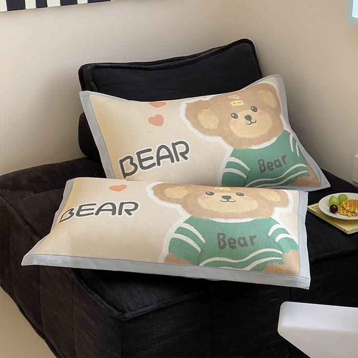 91家纺网 家纺一手货源 找家纺 安哆啦家纺 2025新款A类大版印花冰藤儿童幼儿园卡通萌宠系列凉席单枕套 小熊熊