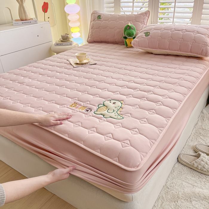 91家纺网 家纺一手货源 找家纺 万盛家纺 2025新款夹棉恐龙刺绣床笠 恐龙-方格 粉