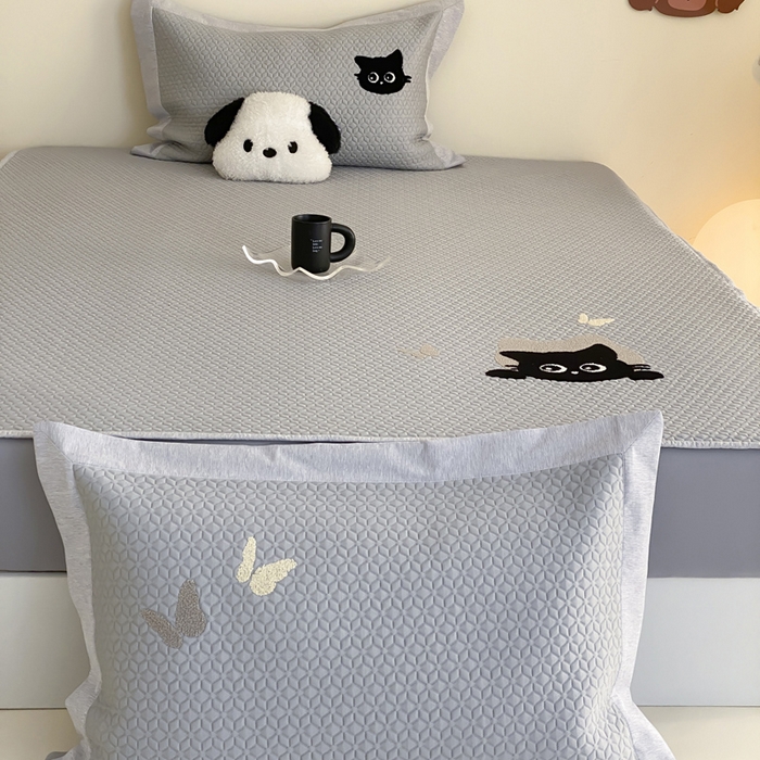 91家纺网 家纺一手货源 找家纺 由有家居 2025新款原创新品A类PE高凉感分子卡通毛巾绣豆豆凉席三件套 咖啡猫