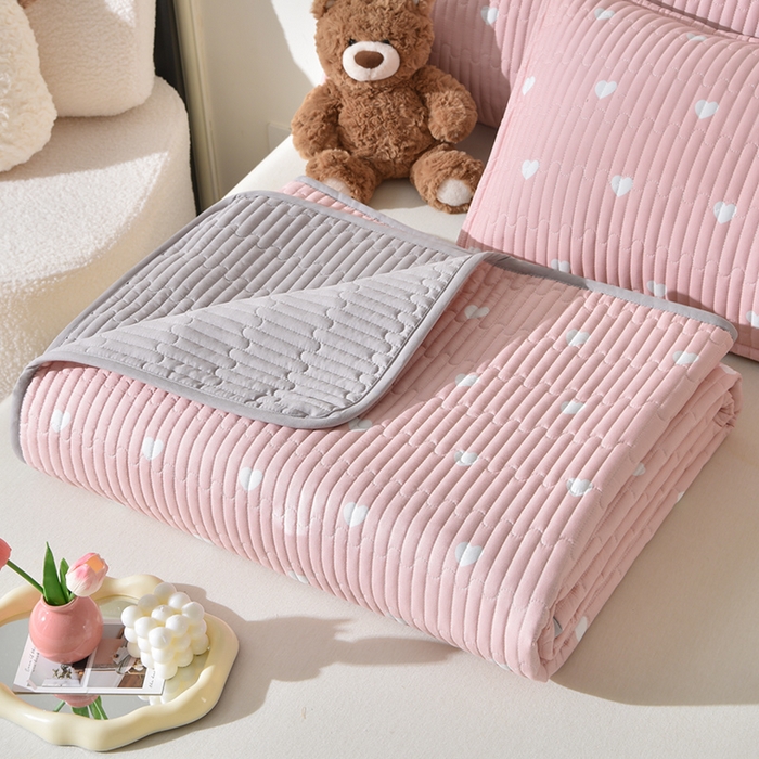 91家纺网 家纺一手货源 找家纺 床笠人家 2025新款亲肤双面磨毛夹棉床盖 爱心-粉