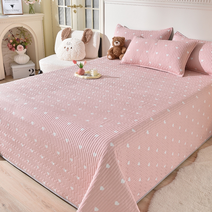 91家纺网 家纺一手货源 找家纺 床笠人家 2025新款亲肤双面磨毛夹棉床盖 爱心-粉