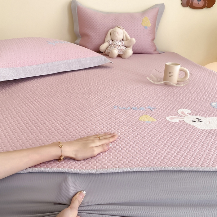 91家纺网 家纺一手货源 找家纺 由有家居 2025新款原创新品A类PE高凉感分子卡通毛巾绣豆豆凉席三件套 气球兔兔