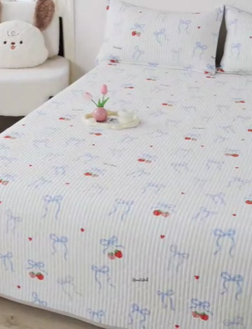 91家纺网 家纺一手货源 找家纺 床笠人家 2025新款亲肤双面磨毛夹棉床盖 草莓乐园