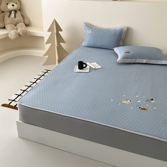 91家纺网 家纺一手货源 找家纺 由有家居 2025新款新品A类PE高凉感分子进口刺绣豆豆凉席三件套 汪汪聚会