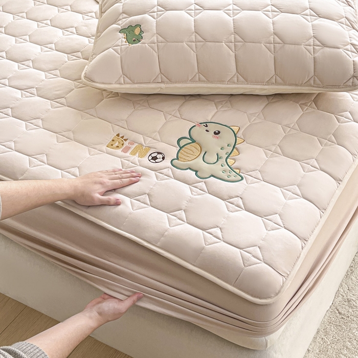 91家纺网 家纺一手货源 找家纺 万盛家纺 2025新款夹棉恐龙刺绣床笠 恐龙-方格  卡其