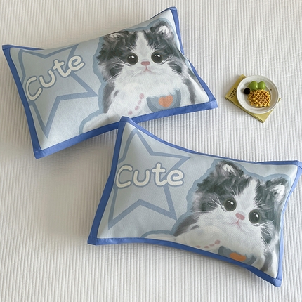 91家纺网 家纺一手货源 找家纺 安哆啦家纺 2025新款A类大版印花冰藤儿童幼儿园卡通萌宠系列凉席单枕套 蓝色英短