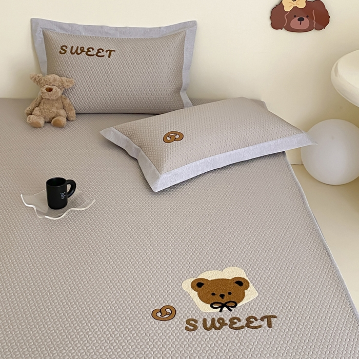 91家纺网 家纺一手货源 找家纺 由有家居 2025新款原创新品A类PE高凉感分子卡通毛巾绣豆豆凉席三件套 蛋糕熊