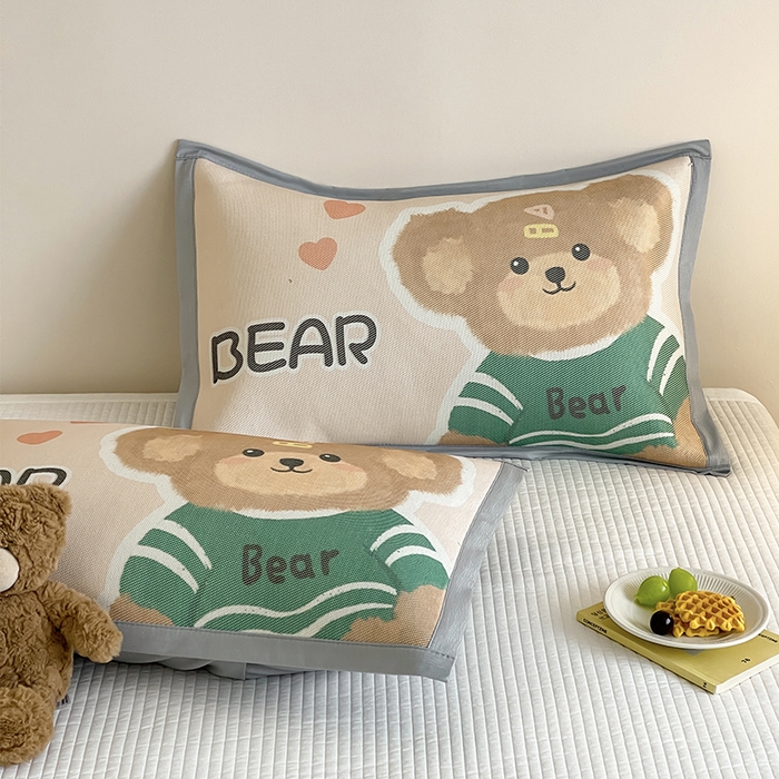 91家纺网 家纺一手货源 找家纺 安哆啦家纺 2025新款A类大版印花冰藤儿童幼儿园卡通萌宠系列凉席单枕套 小熊熊