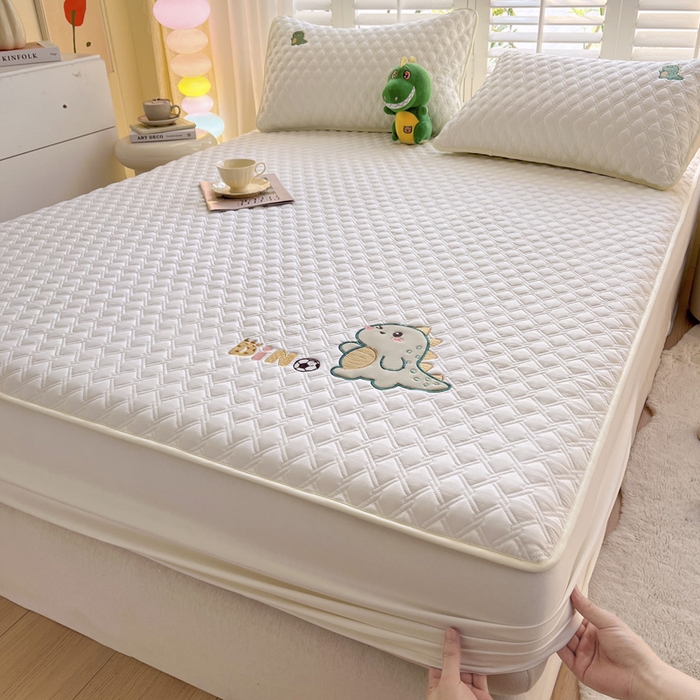 91家纺网 家纺一手货源 找家纺 万盛家纺 2025新款夹棉恐龙刺绣床笠 恐龙-菱形格 白