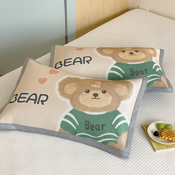 91家纺网 家纺一手货源 找家纺 安哆啦家纺 2025新款A类大版印花冰藤儿童幼儿园卡通萌宠系列凉席单枕套 小熊熊