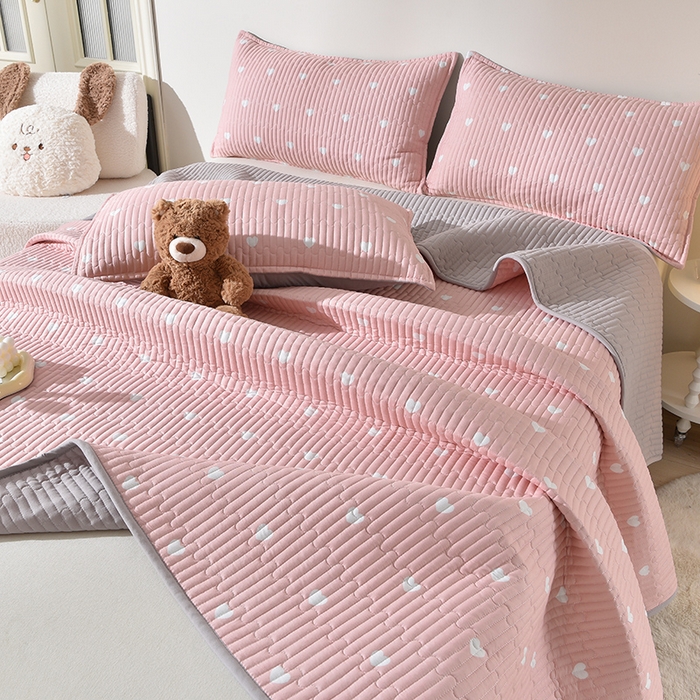 91家纺网 家纺一手货源 找家纺 床笠人家 2025新款亲肤双面磨毛夹棉床盖 爱心-粉