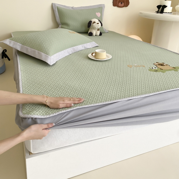 91家纺网 家纺一手货源 找家纺 由有家居 2025新款原创新品A类PE高凉感分子卡通毛巾绣豆豆凉席三件套 鳄鱼卡卡