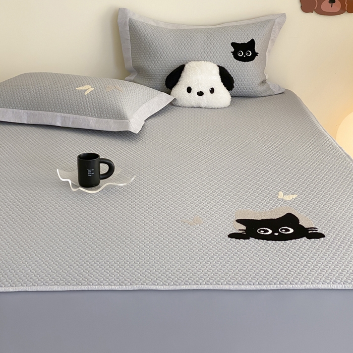 91家纺网 家纺一手货源 找家纺 由有家居 2025新款原创新品A类PE高凉感分子卡通毛巾绣豆豆凉席三件套 咖啡猫