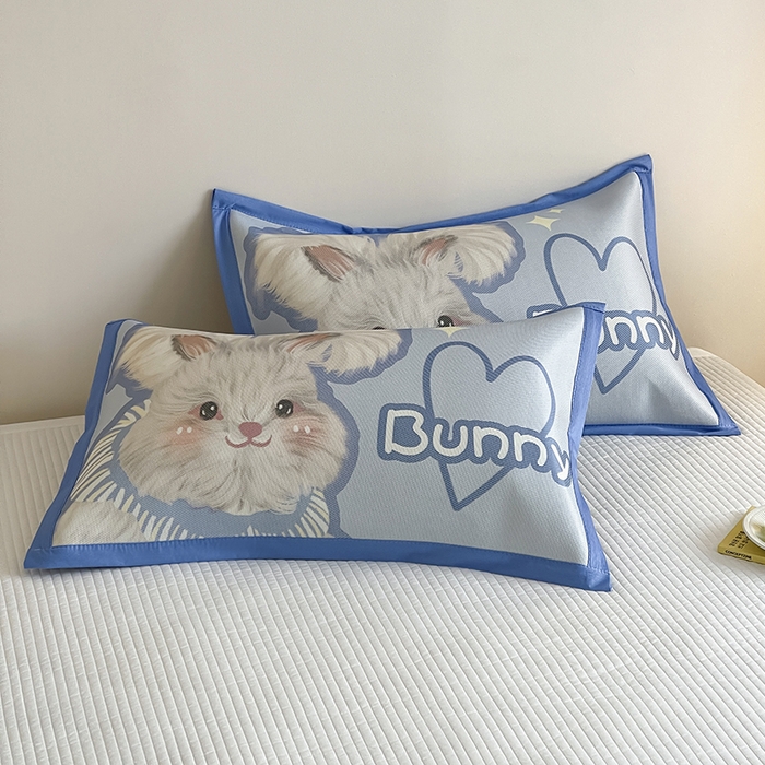 91家纺网 家纺一手货源 找家纺 安哆啦家纺 2025新款A类大版印花冰藤儿童幼儿园卡通萌宠系列凉席单枕套 小兔叽