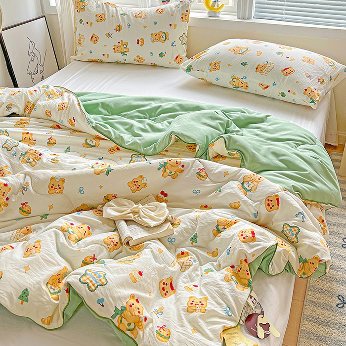 91家纺网 家纺一手货源 找家纺 玉海棠家纺 2025新款水洗皱皱纱印花夏被 被子被芯 吃饼干小熊