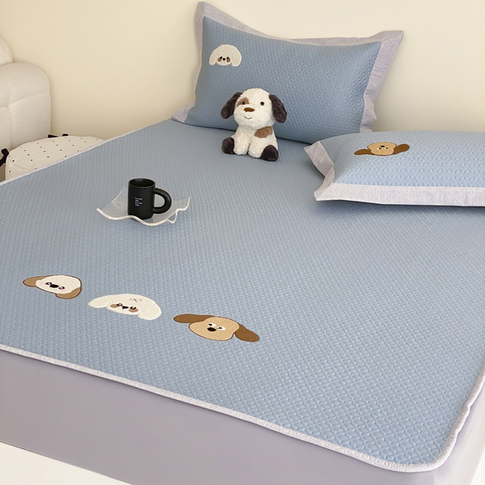 91家纺网 家纺一手货源 找家纺 由有家居 2025新款原创新品A类PE高凉感分子卡通毛巾绣豆豆凉席三件套 三个伙伴