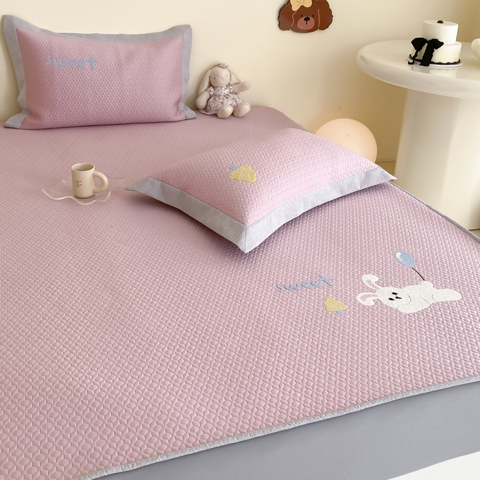 91家纺网 家纺一手货源 找家纺 由有家居 2025新款原创新品A类PE高凉感分子卡通毛巾绣豆豆凉席三件套 气球兔兔