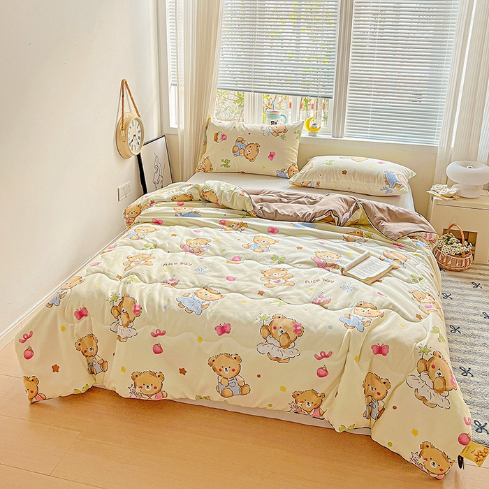 91家纺网 家纺一手货源 找家纺 玉海棠家纺 2025新款水洗皱皱纱印花夏被 被子被芯 草莓粉熊