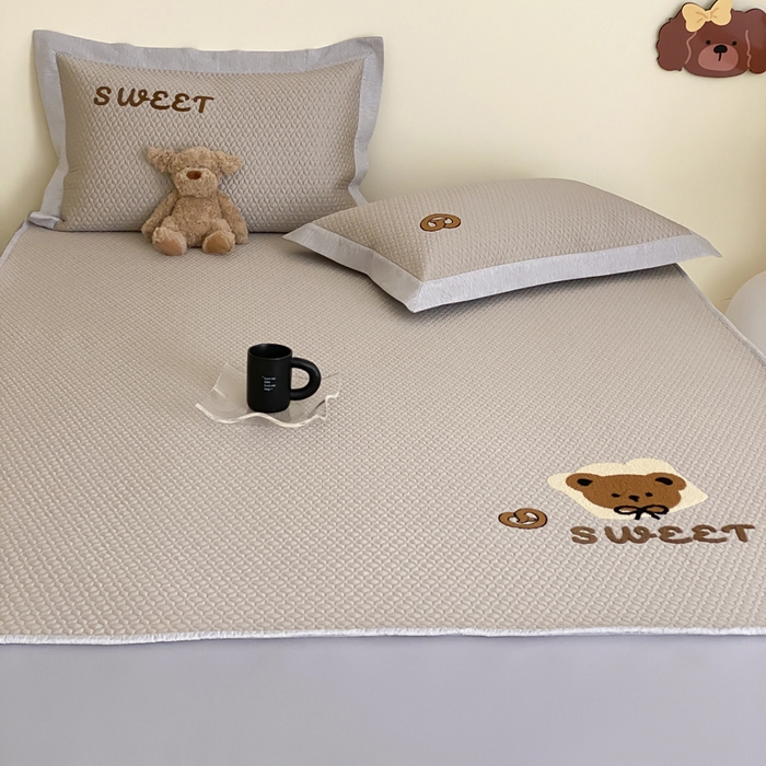 91家纺网 家纺一手货源 找家纺 （总）由有家居 2025新款原创新品A类PE高凉感分子卡通毛巾绣豆豆凉席三件套