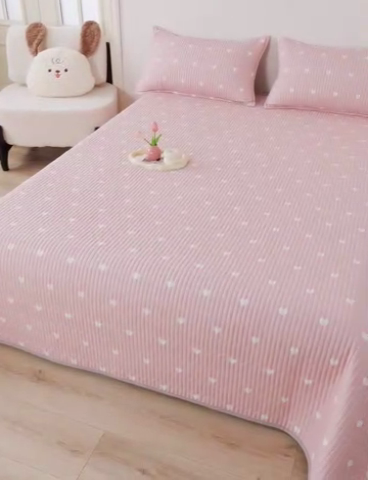 91家纺网 家纺一手货源 找家纺 床笠人家 2025新款亲肤双面磨毛夹棉床盖 爱心-粉